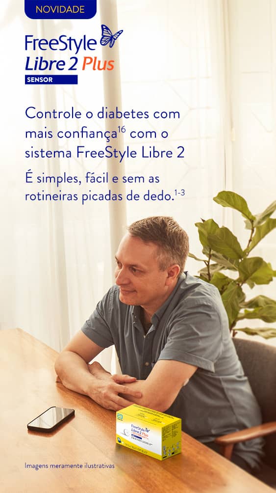 Homem e mulher apoiandos sobre a mesa com um smartphone e uma caixa do sensor FreeStyle Libre 2 Plus