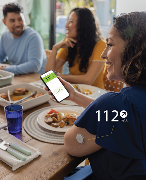 Animated photo of a man scaning his FreeStyle Libre sensor while having dinner.