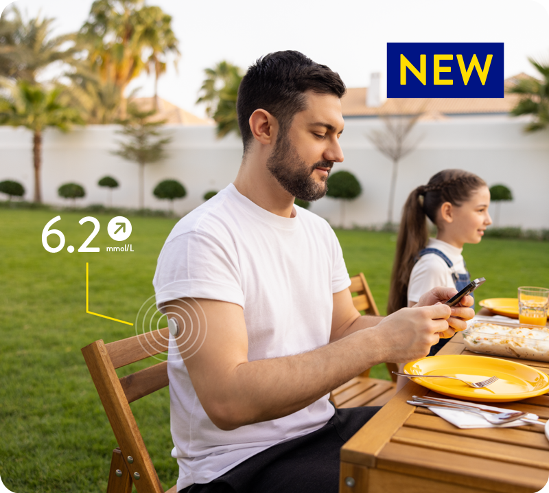 Animated photo of a man scaning his FreeStyle Libre sensor while having dinner.