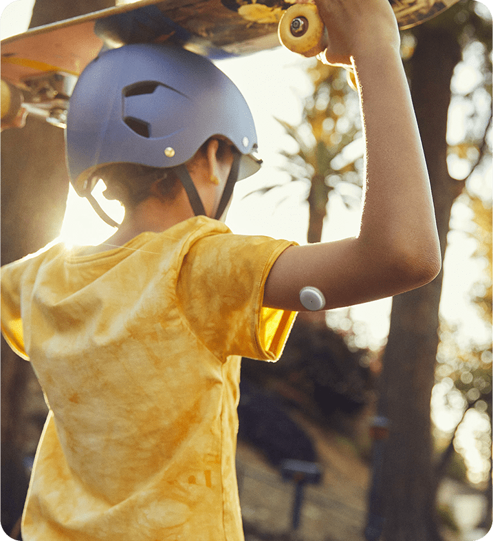 Criança a segurar um skate