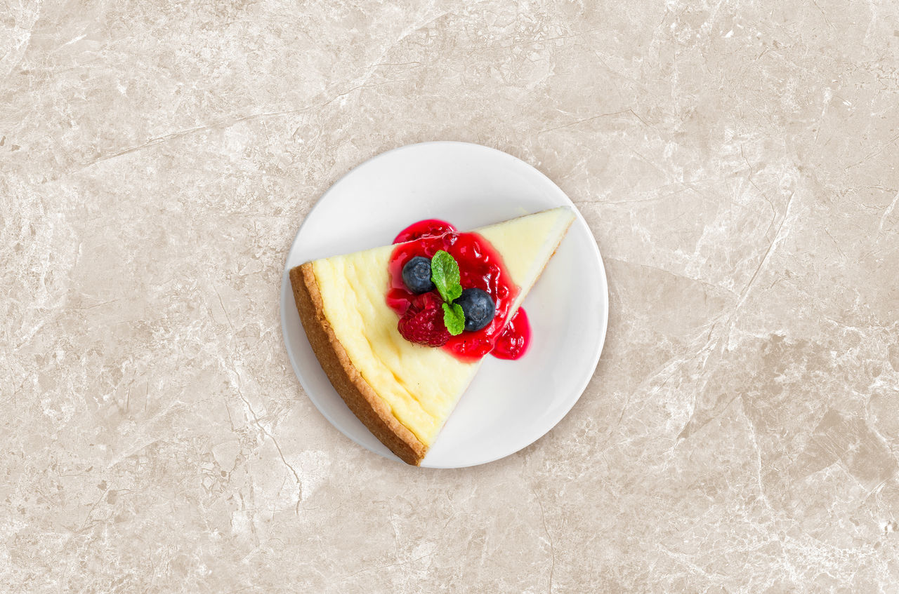 Gâteau au fromage blanc,  coulis fruits rouges